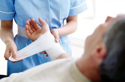 Medicazione del braccio di un paziente